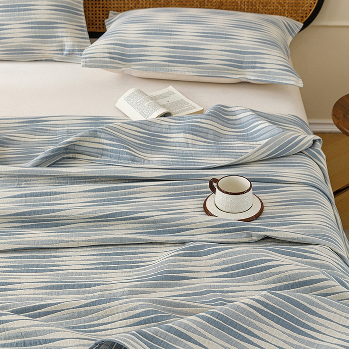 91家纺网 家纺一手货源 找家纺 悦然毛巾被 2026新款条纹全棉纯棉色织三层纱毛巾被休闲盖毯毯子 竹影蓝