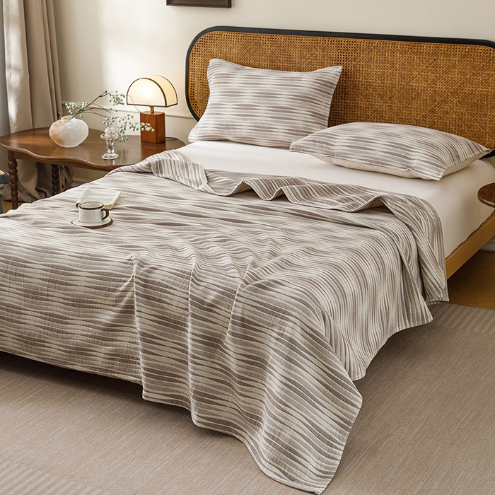 91家纺网 家纺一手货源 找家纺 悦然毛巾被 2026新款条纹全棉纯棉色织三层纱毛巾被休闲盖毯毯子 竹影灰