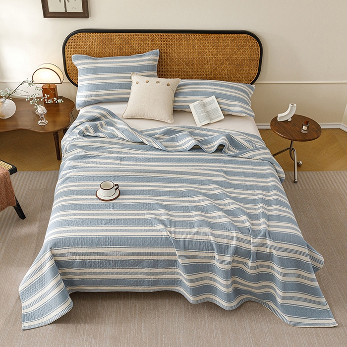 91家纺网 家纺一手货源 找家纺 悦然毛巾被 2026新款条纹全棉纯棉色织三层纱毛巾被休闲盖毯毯子 闲夏蓝