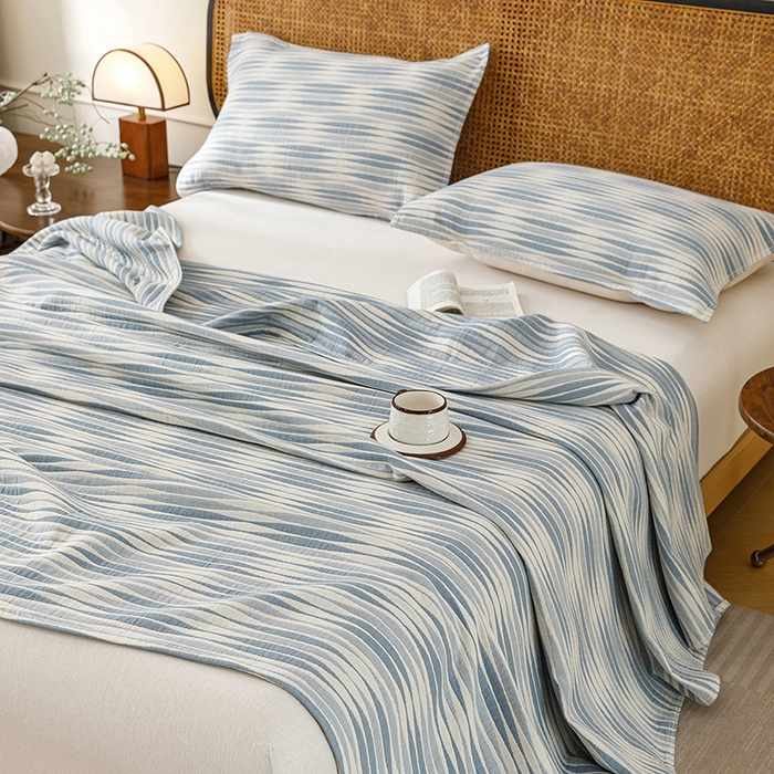 91家纺网 家纺一手货源 找家纺 悦然毛巾被 2026新款条纹全棉纯棉色织三层纱毛巾被休闲盖毯毯子 竹影蓝