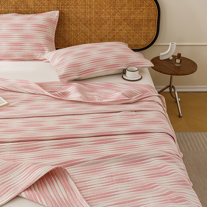 91家纺网 家纺一手货源 找家纺 悦然毛巾被 2026新款条纹全棉纯棉色织三层纱毛巾被休闲盖毯毯子 竹影粉