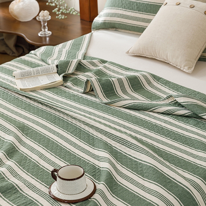 91家纺网 家纺一手货源 找家纺 悦然毛巾被 2026新款条纹全棉纯棉色织三层纱毛巾被休闲盖毯毯子 闲夏绿