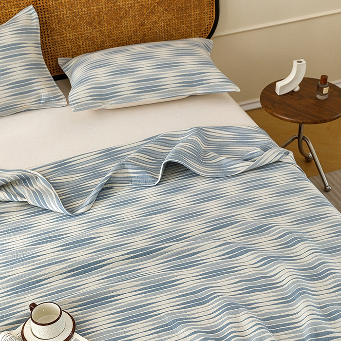 91家纺网 家纺一手货源 找家纺 悦然毛巾被 2026新款条纹全棉纯棉色织三层纱毛巾被休闲盖毯毯子 竹影蓝