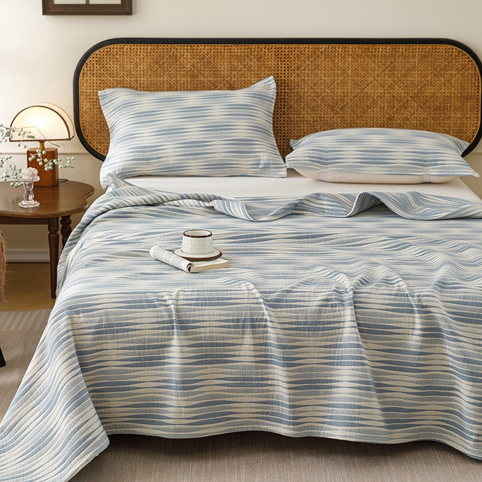 91家纺网 家纺一手货源 找家纺 悦然毛巾被 2026新款条纹全棉纯棉色织三层纱毛巾被休闲盖毯毯子 竹影蓝