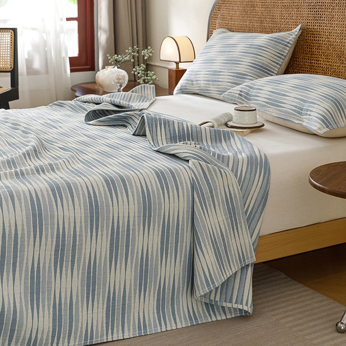 91家纺网 家纺一手货源 找家纺 悦然毛巾被 2026新款条纹全棉纯棉色织三层纱毛巾被休闲盖毯毯子 竹影蓝