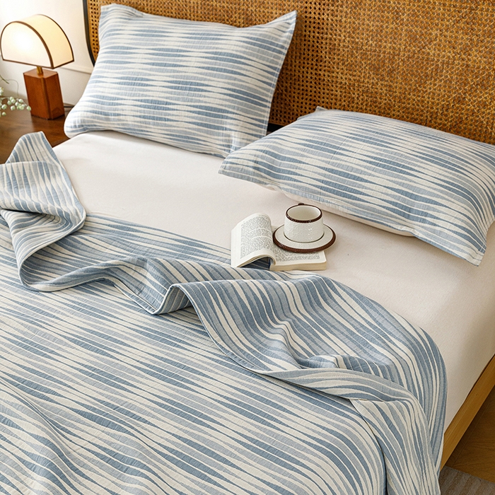 91家纺网 家纺一手货源 找家纺 悦然毛巾被 2026新款条纹全棉纯棉色织三层纱毛巾被休闲盖毯毯子 竹影蓝