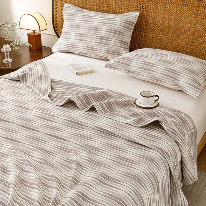 91家纺网 家纺一手货源 找家纺 悦然毛巾被 2026新款条纹全棉纯棉色织三层纱毛巾被休闲盖毯毯子 竹影灰