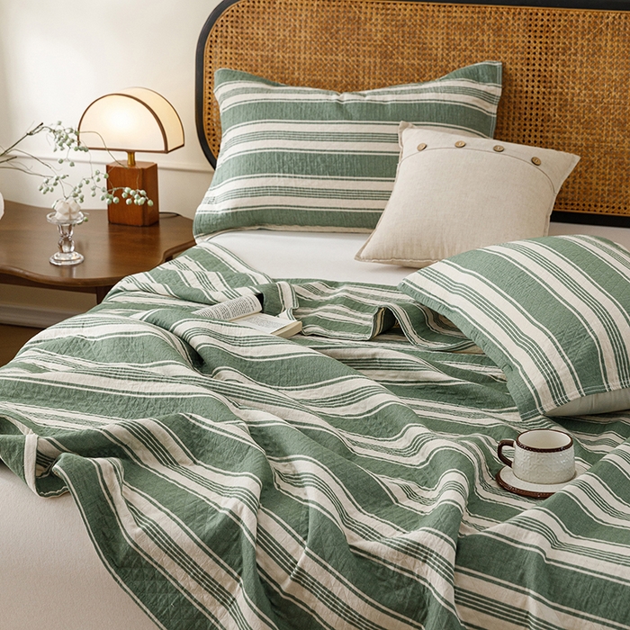 91家纺网 家纺一手货源 找家纺 悦然毛巾被 2026新款条纹全棉纯棉色织三层纱毛巾被休闲盖毯毯子 闲夏绿