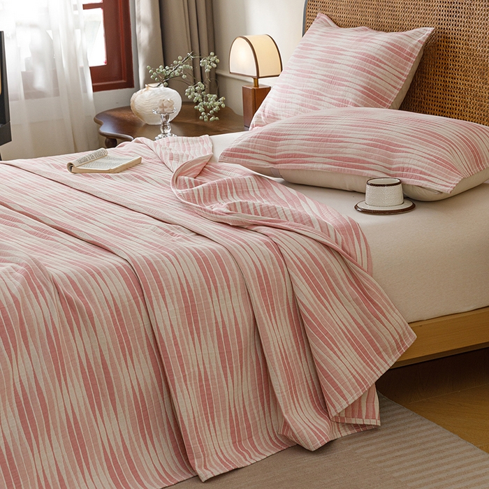 91家纺网 家纺一手货源 找家纺 悦然毛巾被 2026新款条纹全棉纯棉色织三层纱毛巾被休闲盖毯毯子 竹影粉