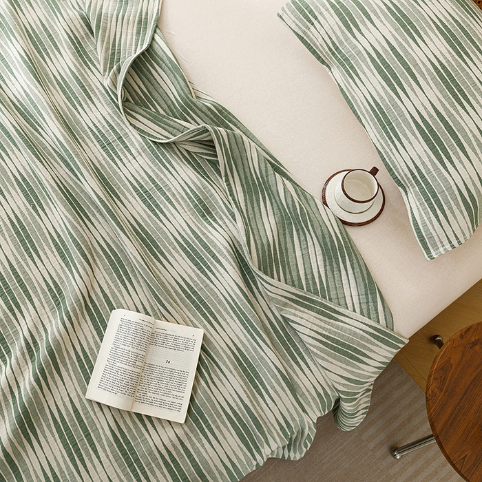 91家纺网 家纺一手货源 找家纺 悦然毛巾被 2026新款条纹全棉纯棉色织三层纱毛巾被休闲盖毯毯子 竹影绿