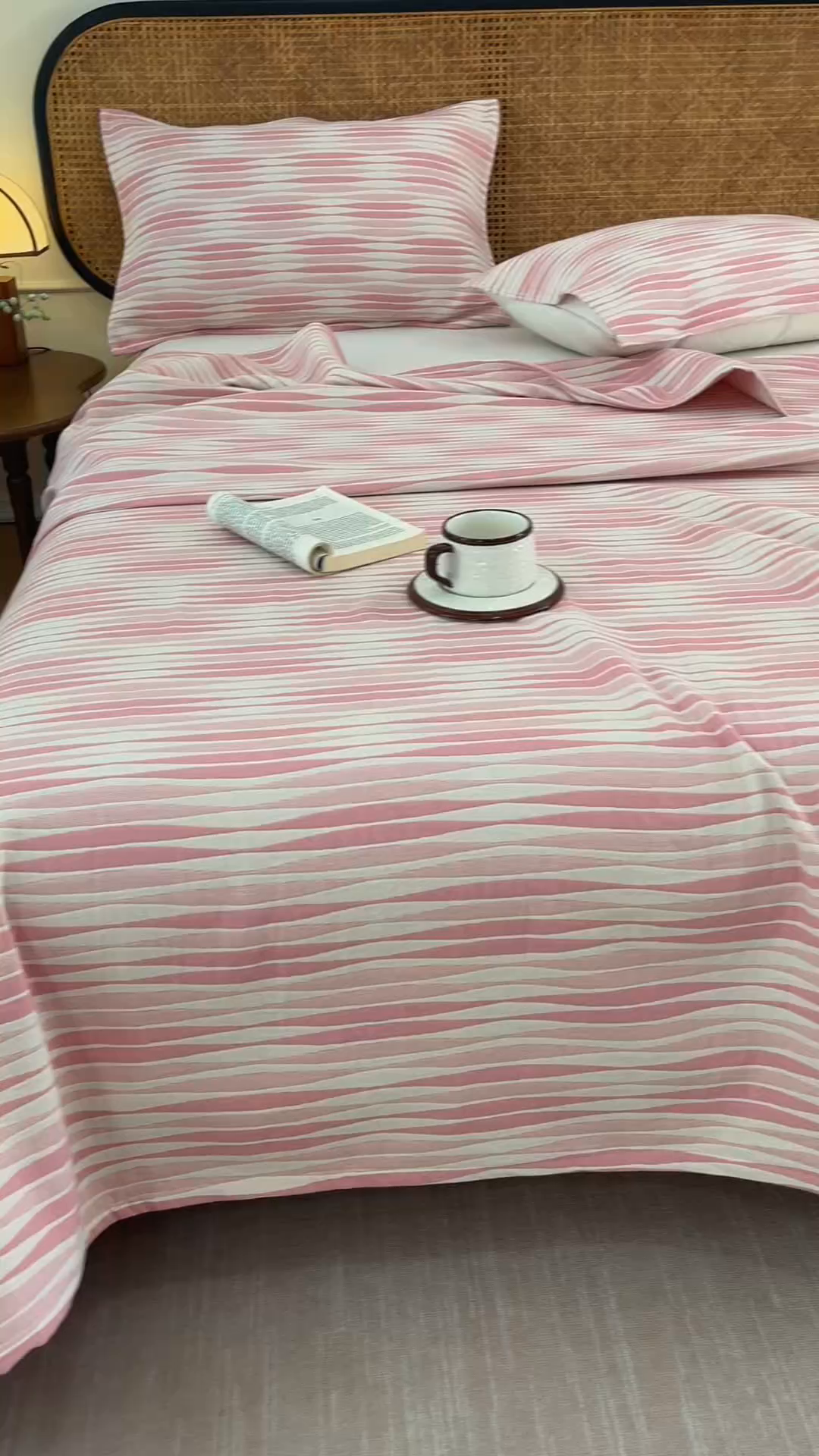 91家纺网 家纺一手货源 找家纺 悦然毛巾被 2026新款条纹全棉纯棉色织三层纱毛巾被休闲盖毯毯子 竹影粉