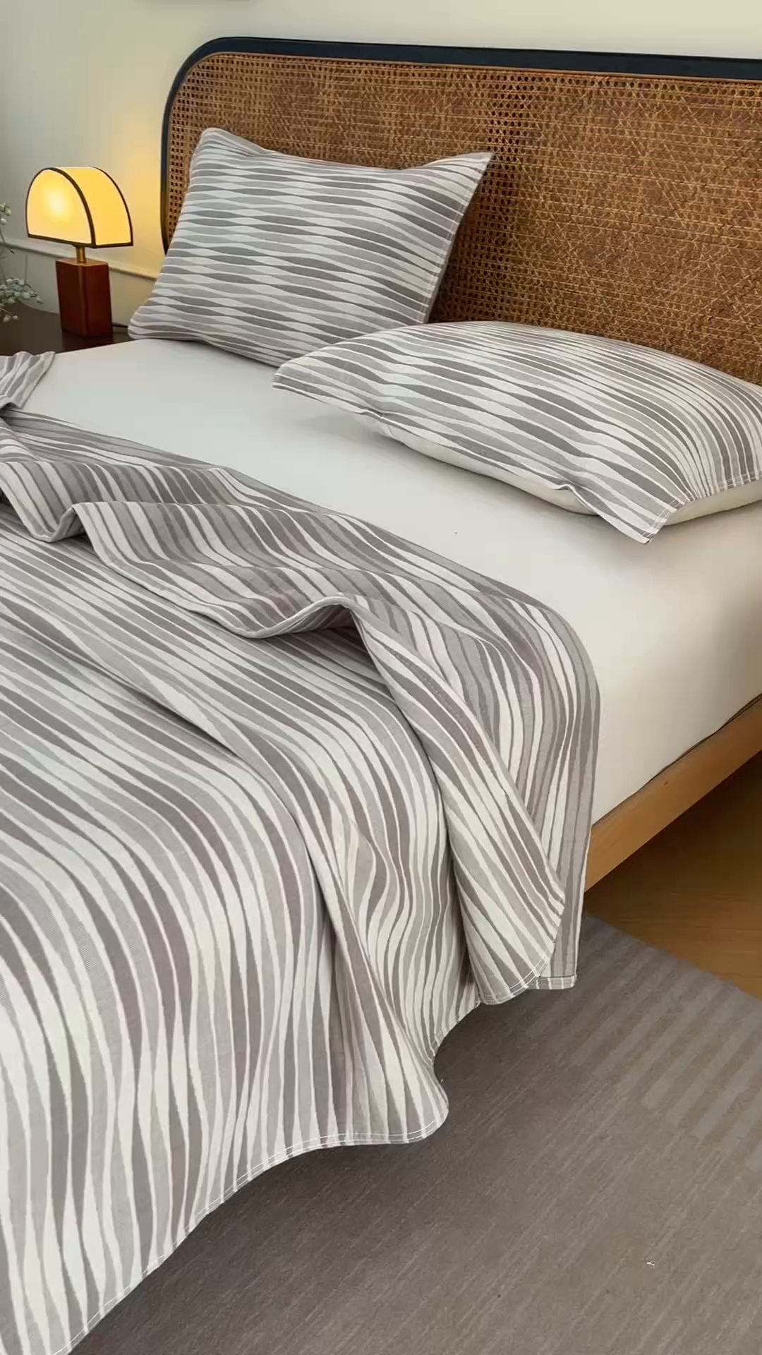 91家纺网 家纺一手货源 找家纺 悦然毛巾被 2026新款条纹全棉纯棉色织三层纱毛巾被休闲盖毯毯子 竹影灰