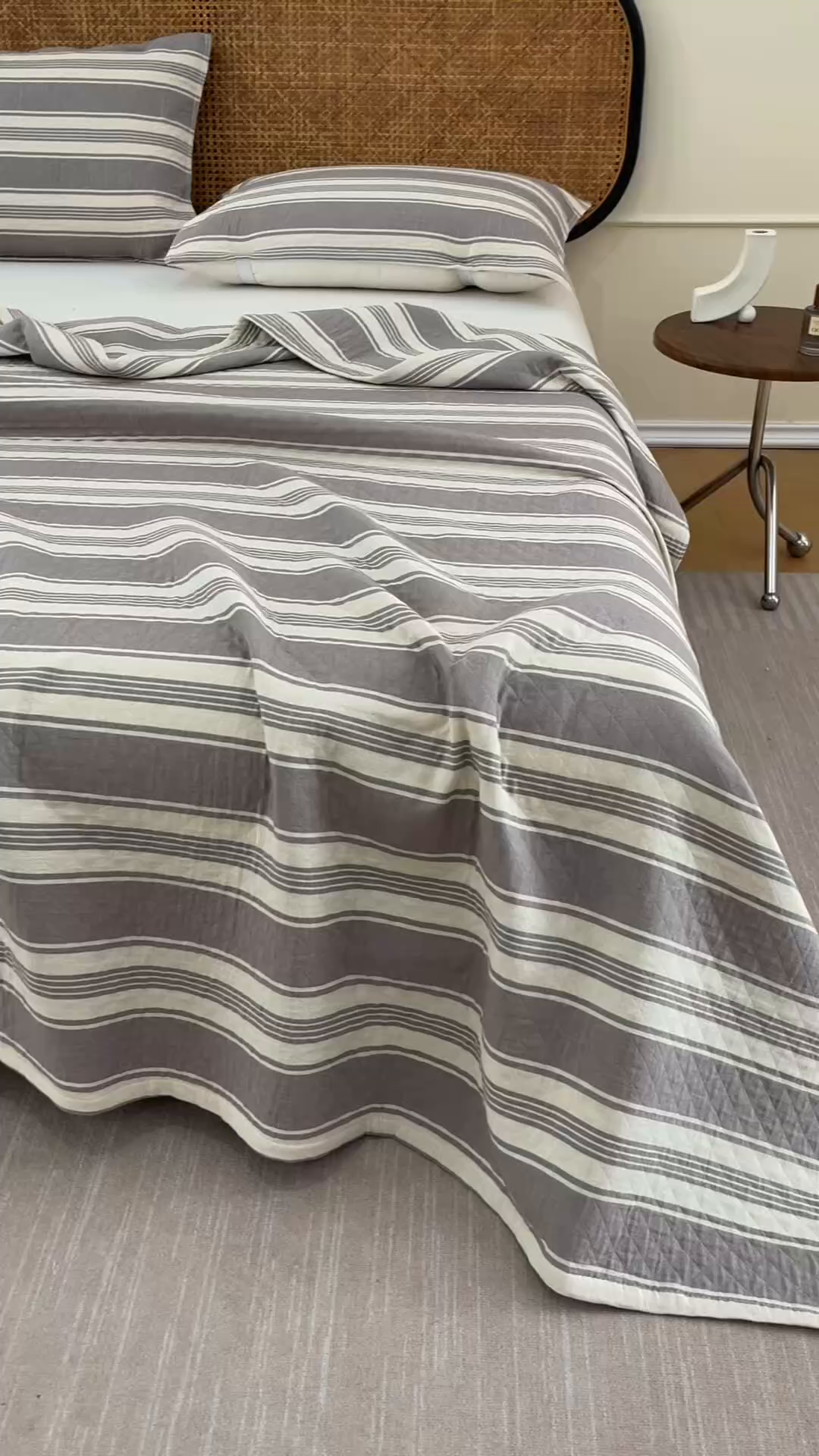 91家纺网 家纺一手货源 找家纺 悦然毛巾被 2026新款条纹全棉纯棉色织三层纱毛巾被休闲盖毯毯子 闲夏灰