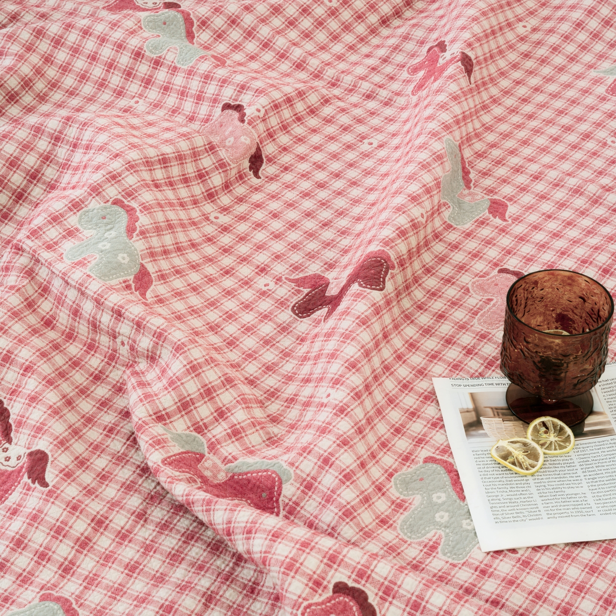 91家纺网 家纺一手货源 找家纺 松色家居 2026新款全棉多层纱的全棉色织提花床盖 粉格小马