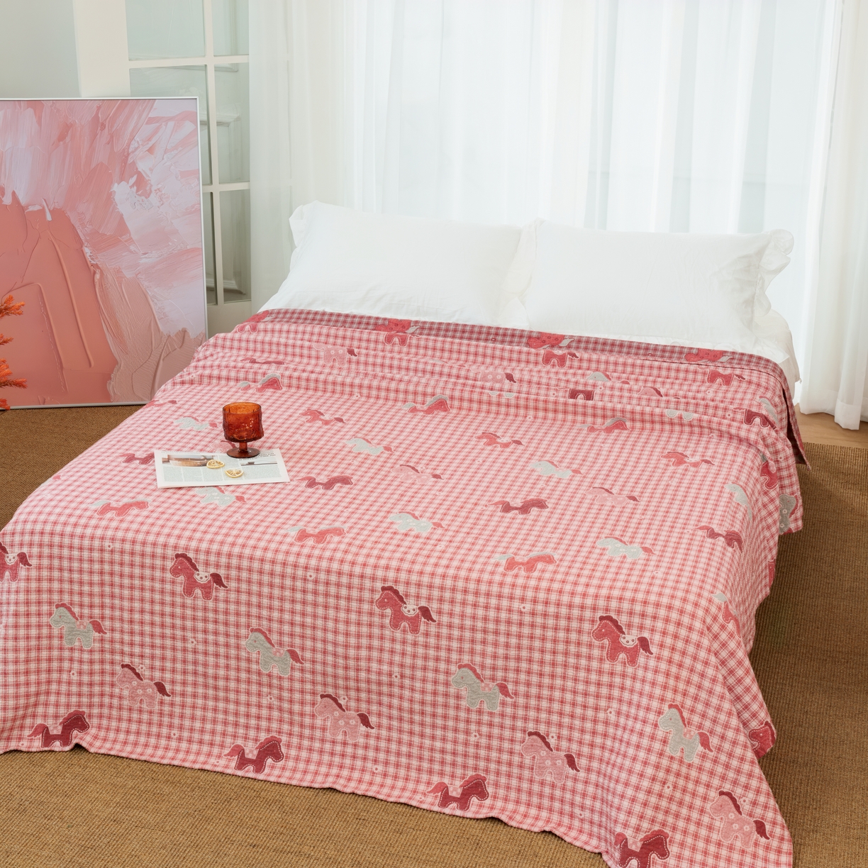 91家纺网 家纺一手货源 找家纺 松色家居 2026新款全棉多层纱的全棉色织提花床盖 粉格小马