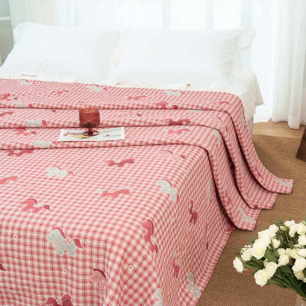 91家纺网 家纺一手货源 找家纺 松色家居 2026新款全棉多层纱的全棉色织提花床盖 粉格小马