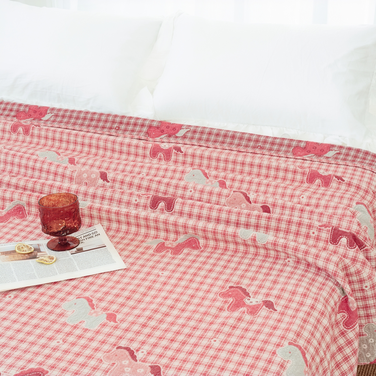 91家纺网 家纺一手货源 找家纺 松色家居 2026新款全棉多层纱的全棉色织提花床盖 粉格小马