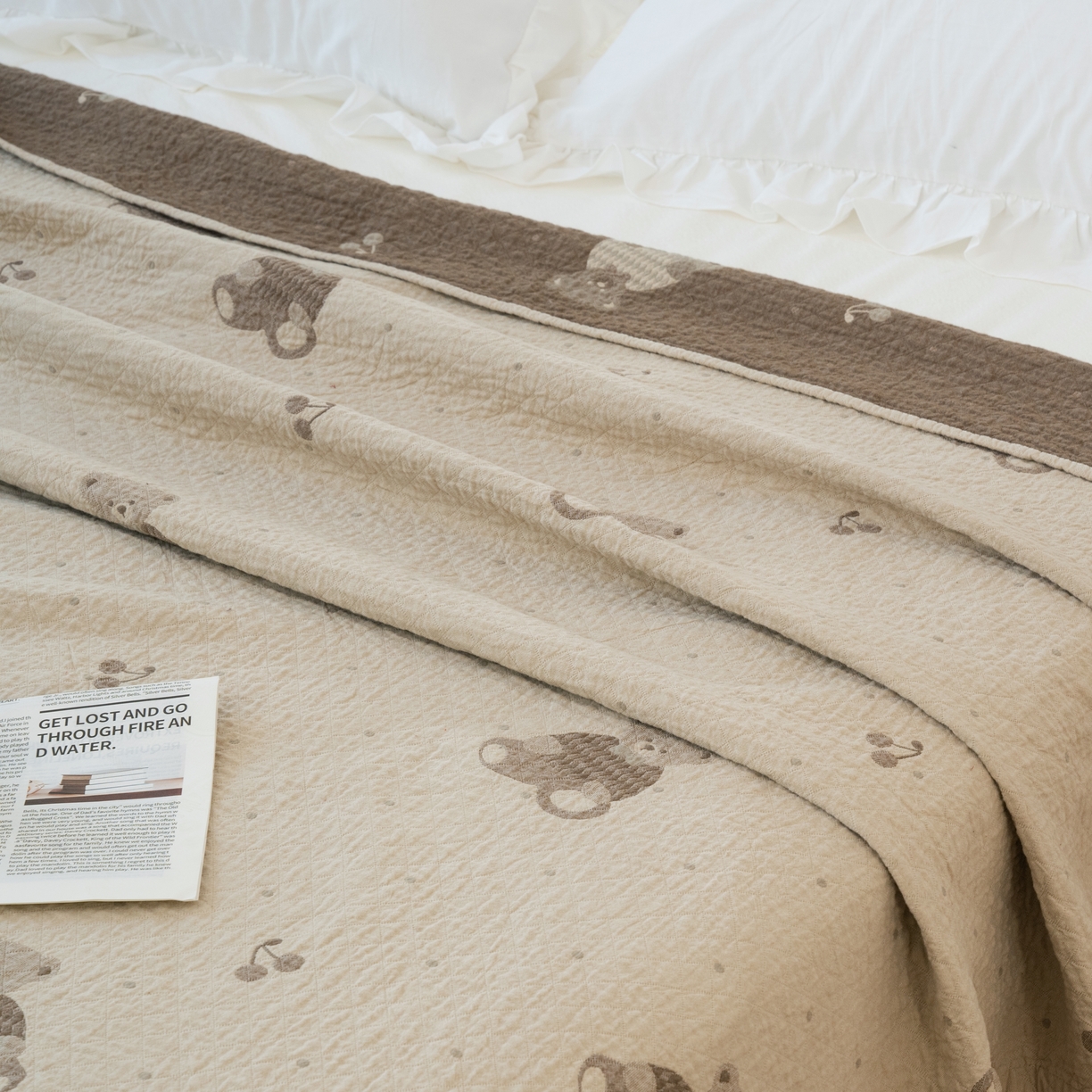 91家纺网 家纺一手货源 找家纺 松色家居 2026新款全棉多层纱的全棉色织提花床盖 奶咖熊崽