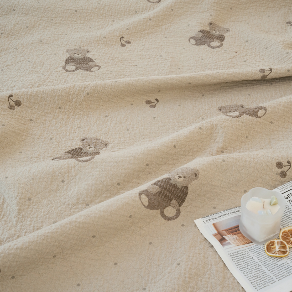 91家纺网 家纺一手货源 找家纺 松色家居 2026新款全棉多层纱的全棉色织提花床盖 奶咖熊崽