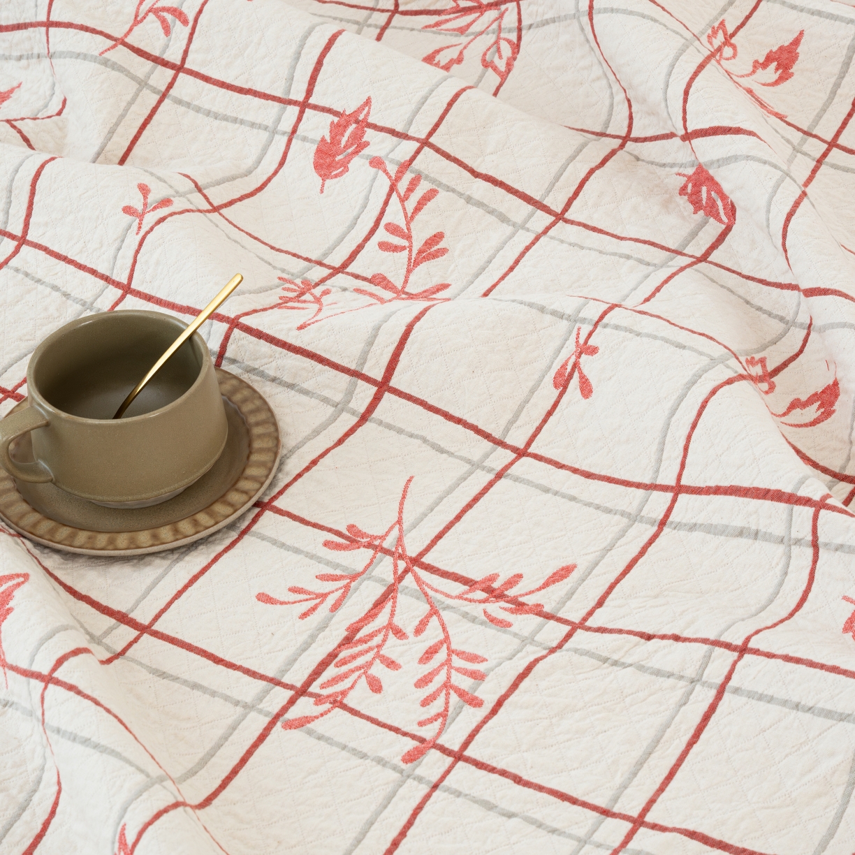 91家纺网 家纺一手货源 找家纺 松色家居 2026新款全棉多层纱的全棉色织提花床盖 暖枝格韵