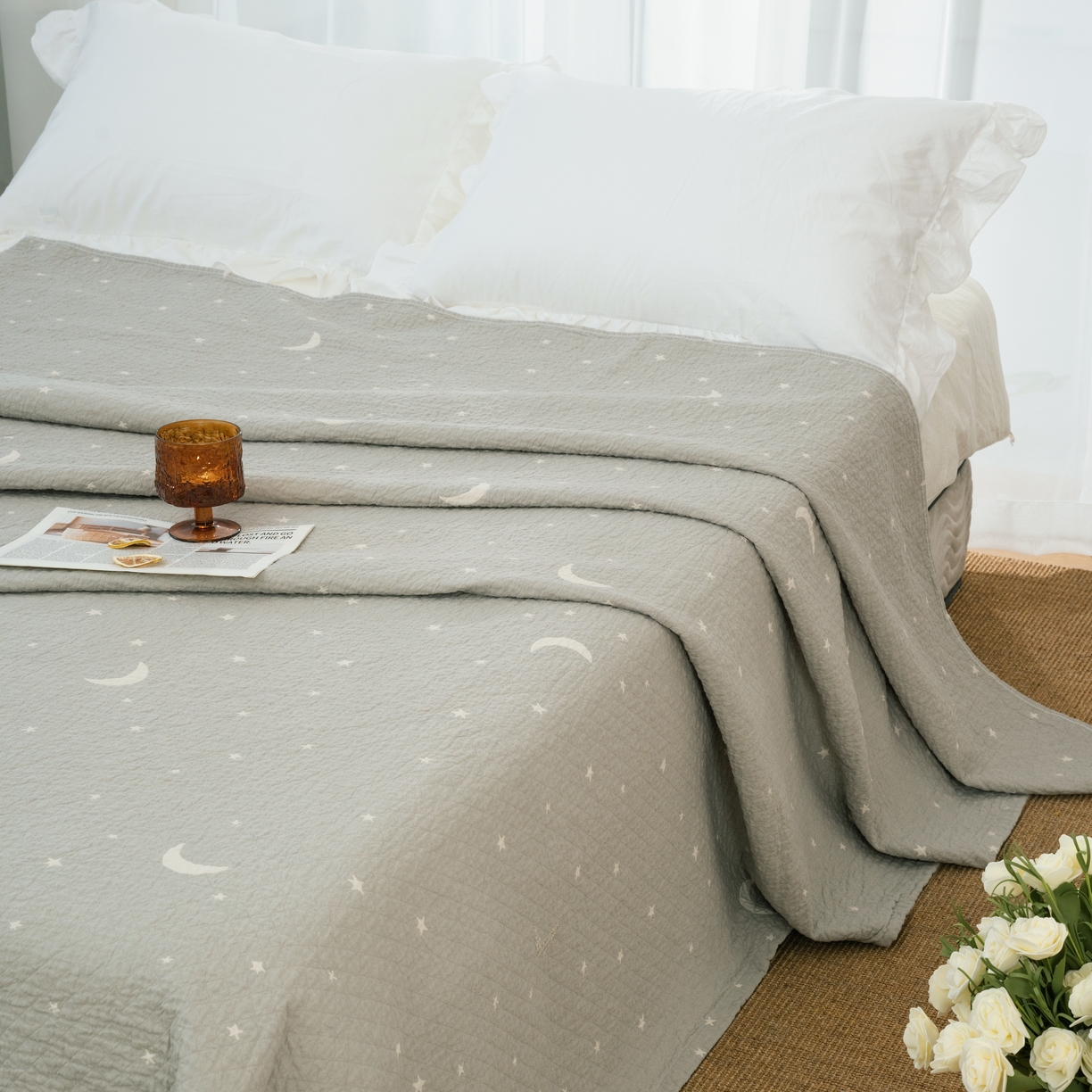 91家纺网 家纺一手货源 找家纺 松色家居 2026新款全棉多层纱的全棉色织提花床盖 浅灰星月