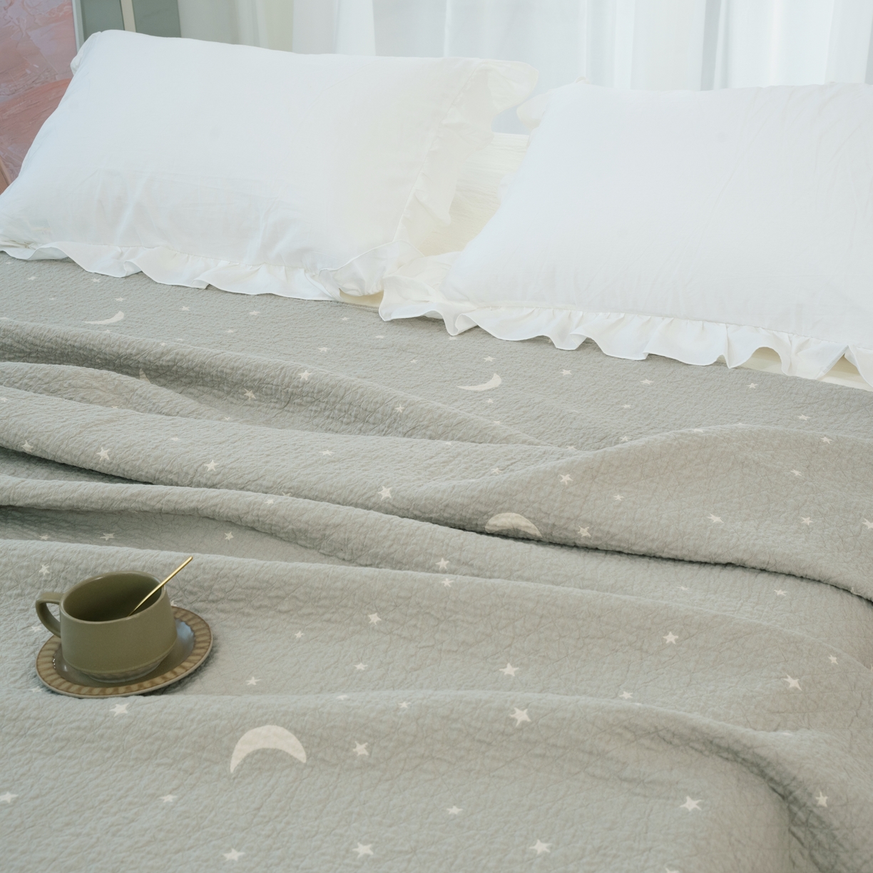 91家纺网 家纺一手货源 找家纺 松色家居 2026新款全棉多层纱的全棉色织提花床盖 浅灰星月