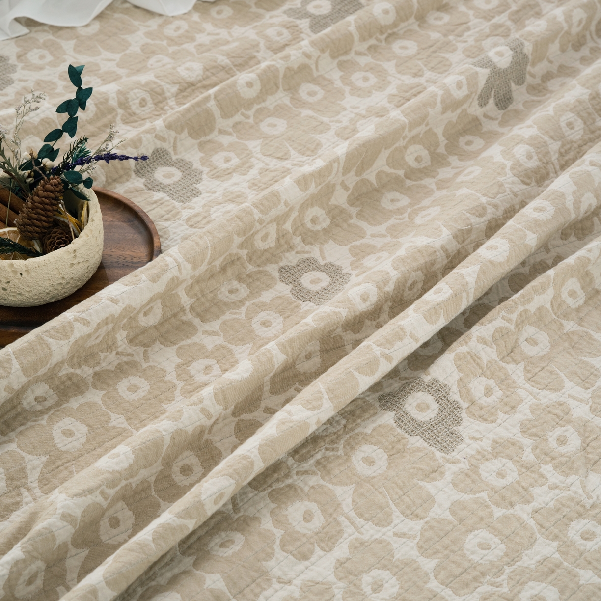 91家纺网 家纺一手货源 找家纺 松色家居 2026新款全棉多层纱的全棉色织提花床盖 浅杏繁花