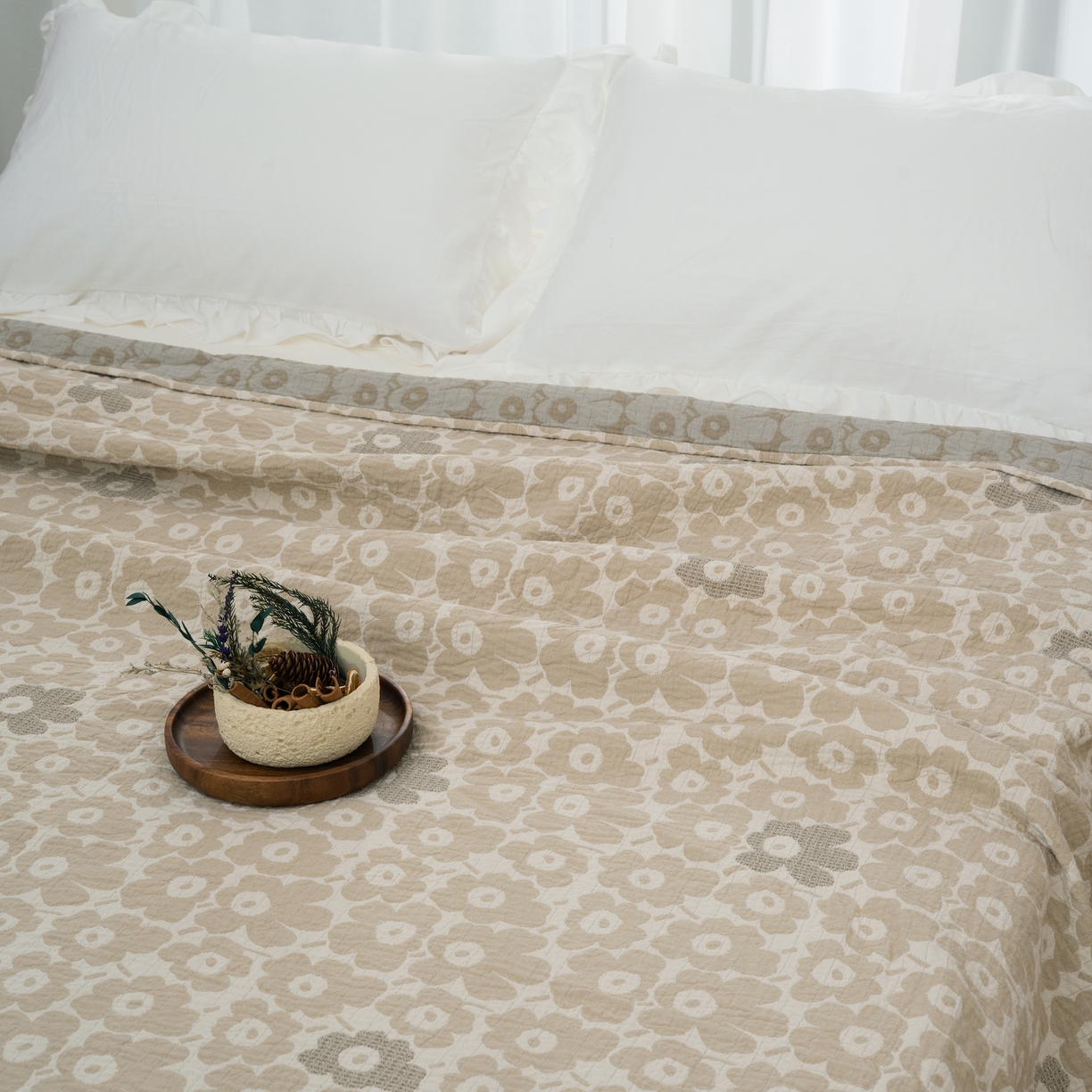 91家纺网 家纺一手货源 找家纺 松色家居 2026新款全棉多层纱的全棉色织提花床盖 浅杏繁花