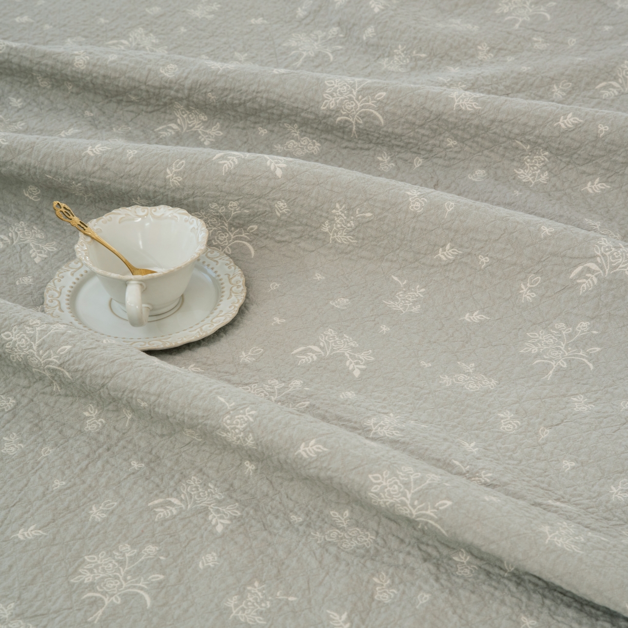 91家纺网 家纺一手货源 找家纺 松色家居 2026新款全棉多层纱的全棉色织提花床盖 清雾花影