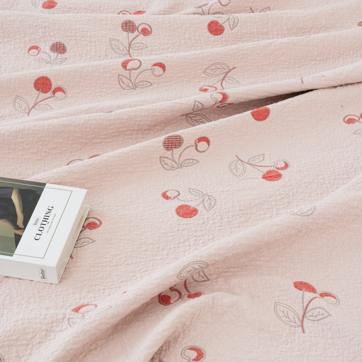 91家纺网 家纺一手货源 找家纺 松色家居 2026新款全棉多层纱的全棉色织提花床盖 甜樱漫步