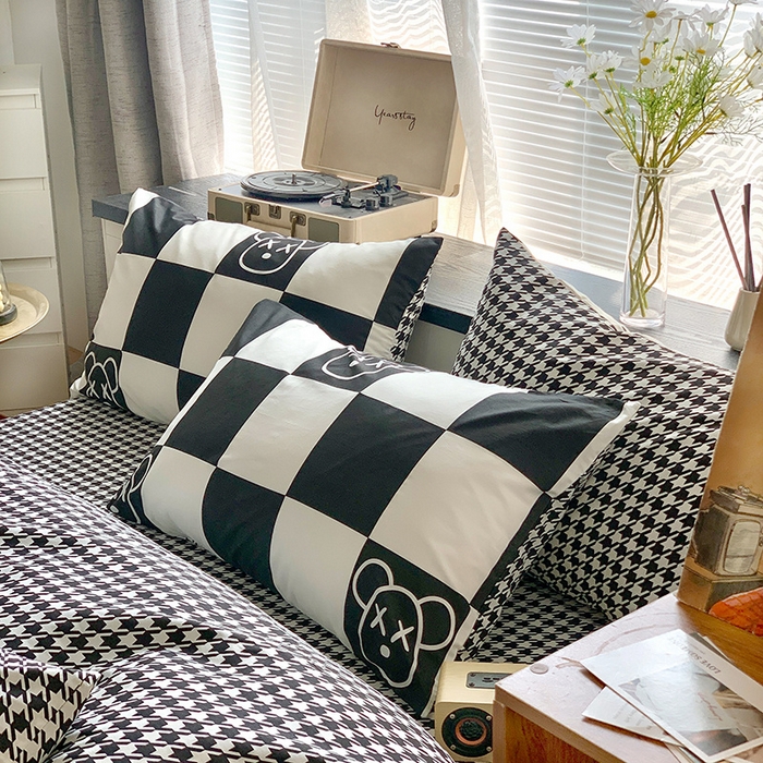 91家纺网 家纺一手货源 找家纺 朵希曼 2026新款全棉北欧黑白极简系列四件套 棋盘格小熊