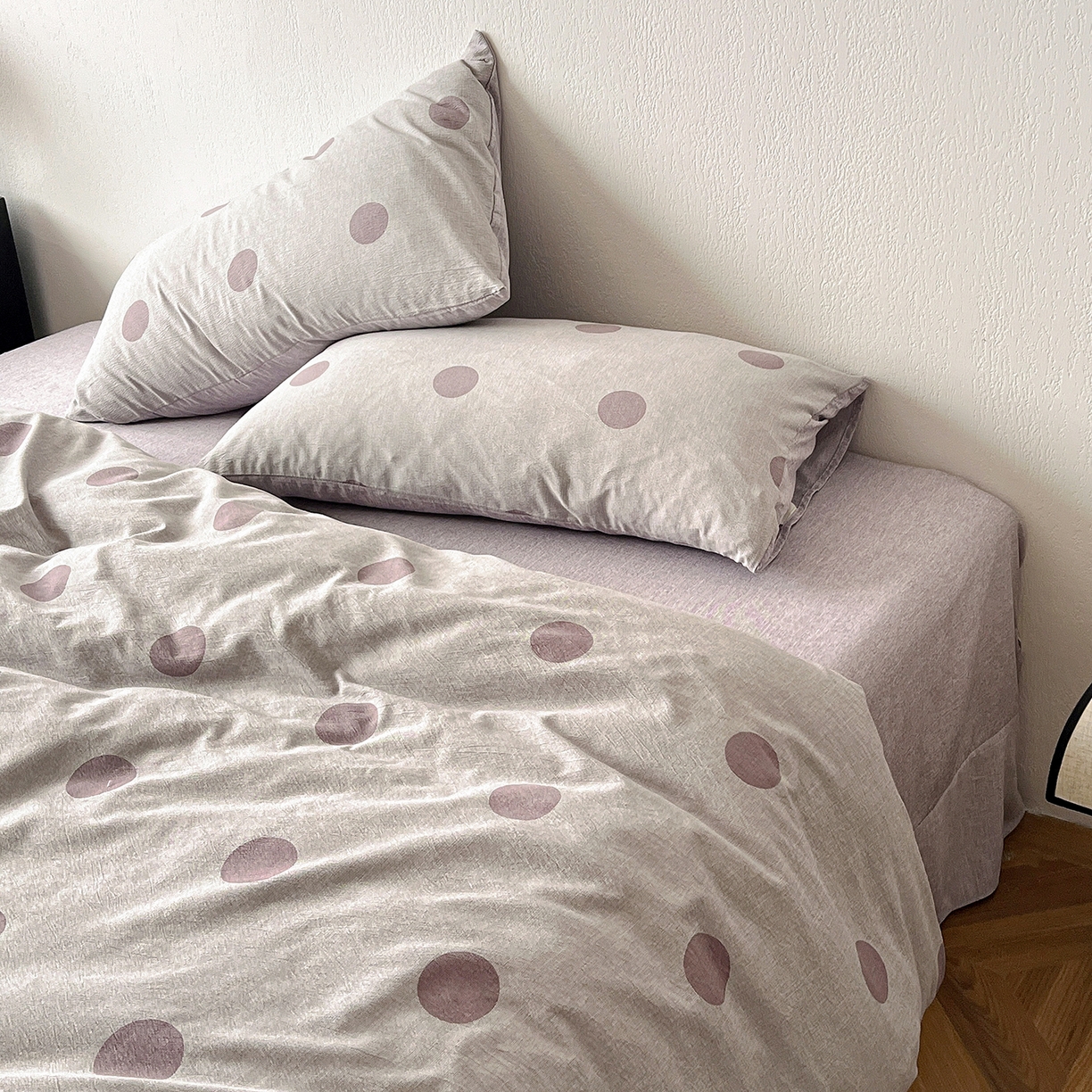 91家纺网 家纺一手货源 找家纺 仟网汇 2026新款高克重加厚色织提花系列四件套小布袋包装 波点