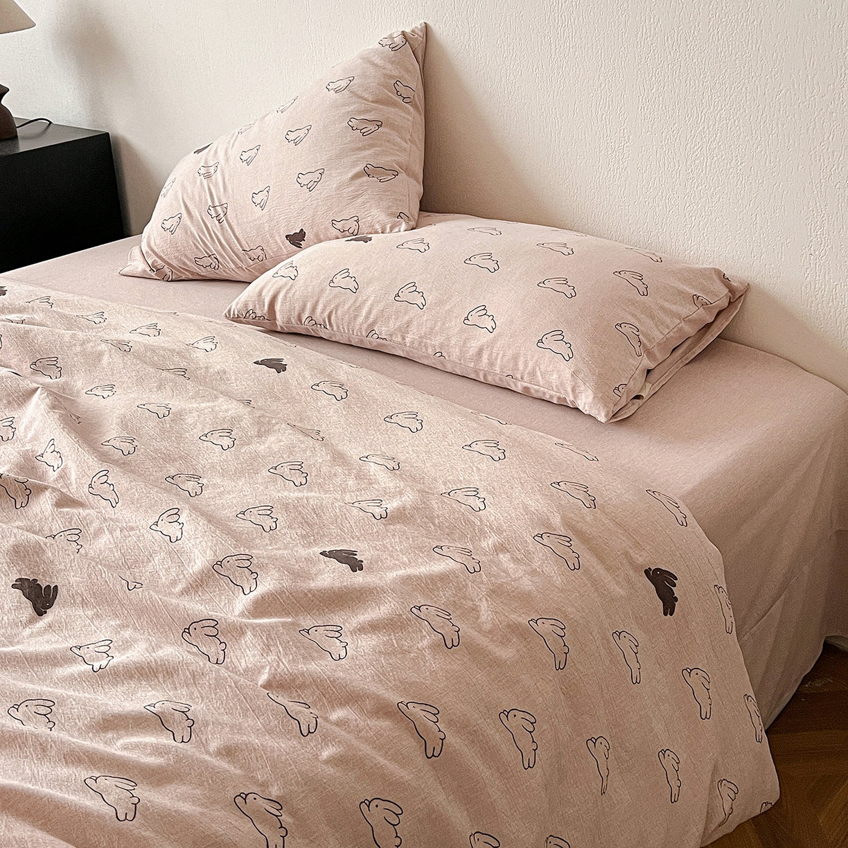 91家纺网 家纺一手货源 找家纺 仟网汇 2026新款高克重加厚色织提花系列四件套小布袋包装 蘑菇兔-粉