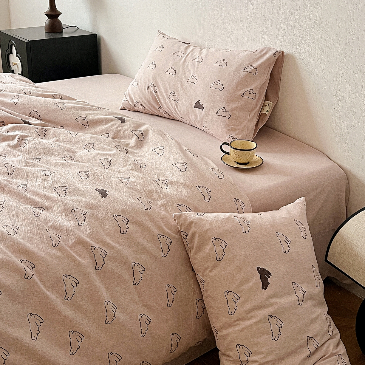 91家纺网 家纺一手货源 找家纺 仟网汇 2026新款高克重加厚色织提花系列四件套小布袋包装 蘑菇兔-粉