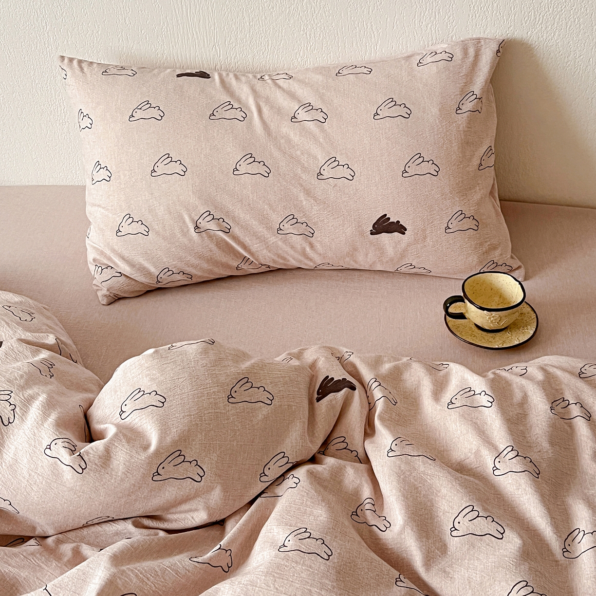 91家纺网 家纺一手货源 找家纺 仟网汇 2026新款高克重加厚色织提花系列四件套小布袋包装 蘑菇兔-粉