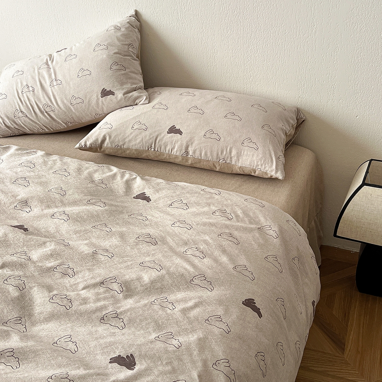 91家纺网 家纺一手货源 找家纺 仟网汇 2026新款高克重加厚色织提花系列四件套小布袋包装 蘑菇兔-咖