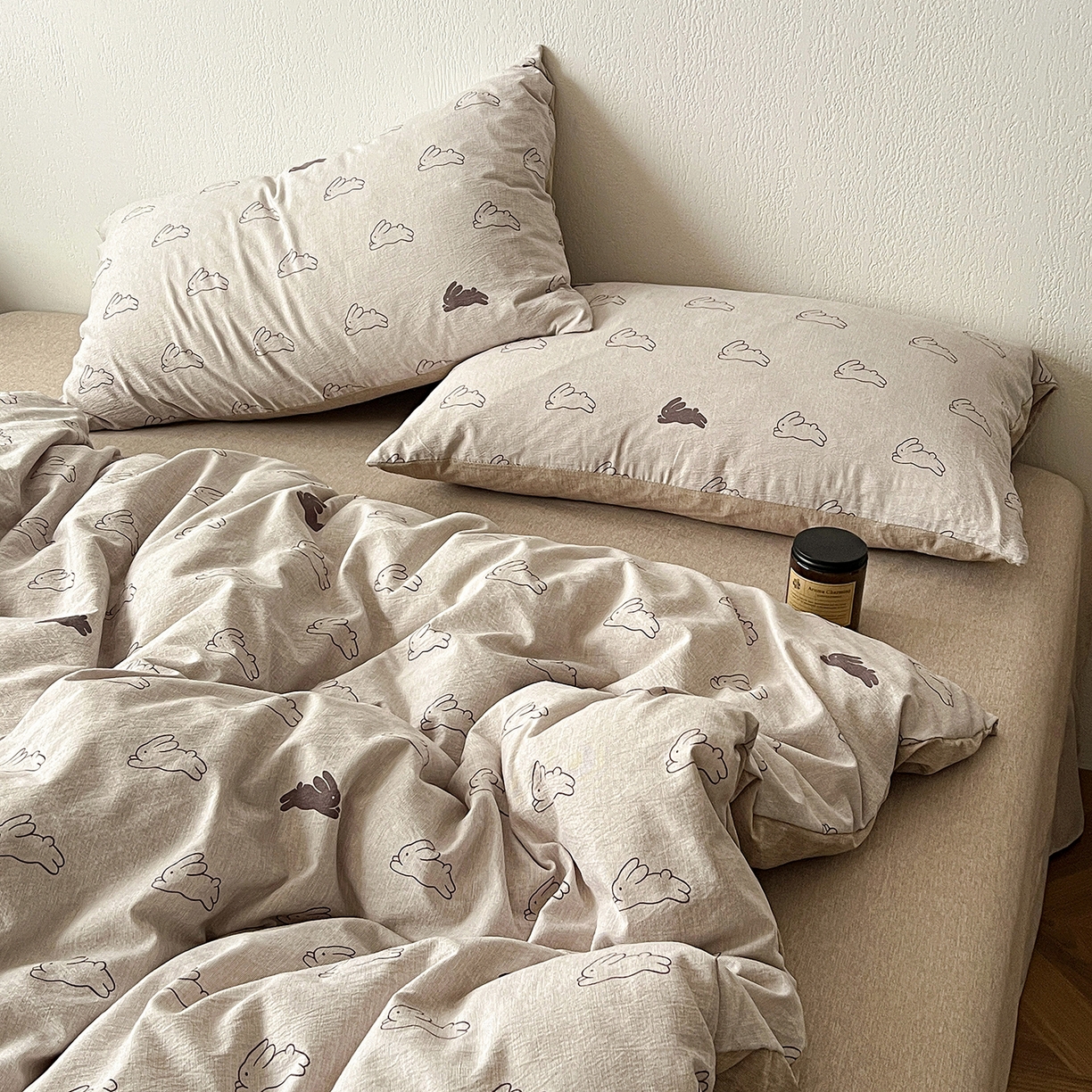 91家纺网 家纺一手货源 找家纺 仟网汇 2026新款高克重加厚色织提花系列四件套小布袋包装 蘑菇兔-咖