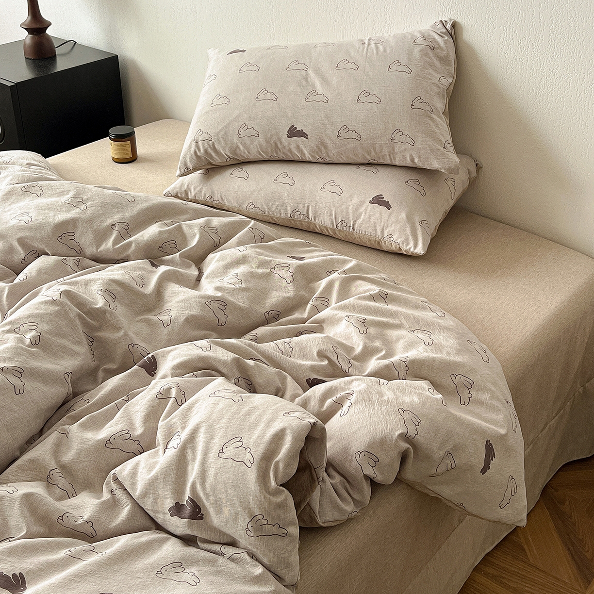 91家纺网 家纺一手货源 找家纺 仟网汇 2026新款高克重加厚色织提花系列四件套小布袋包装 蘑菇兔-咖