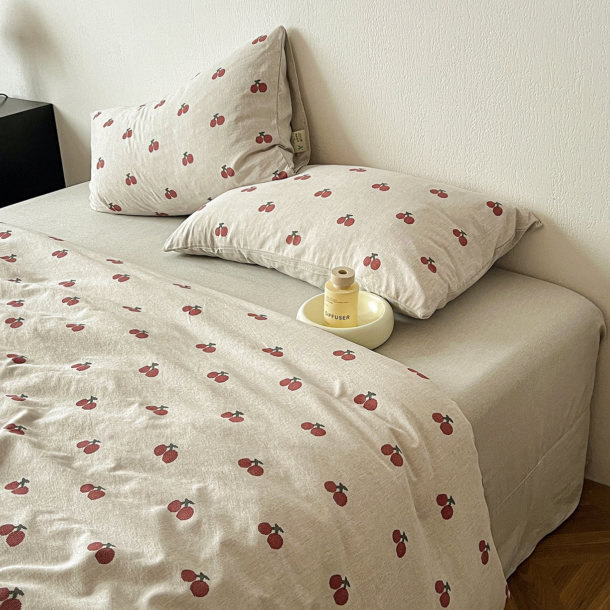 91家纺网 家纺一手货源 找家纺 仟网汇 2026新款高克重加厚色织提花系列四件套小布袋包装 小樱桃