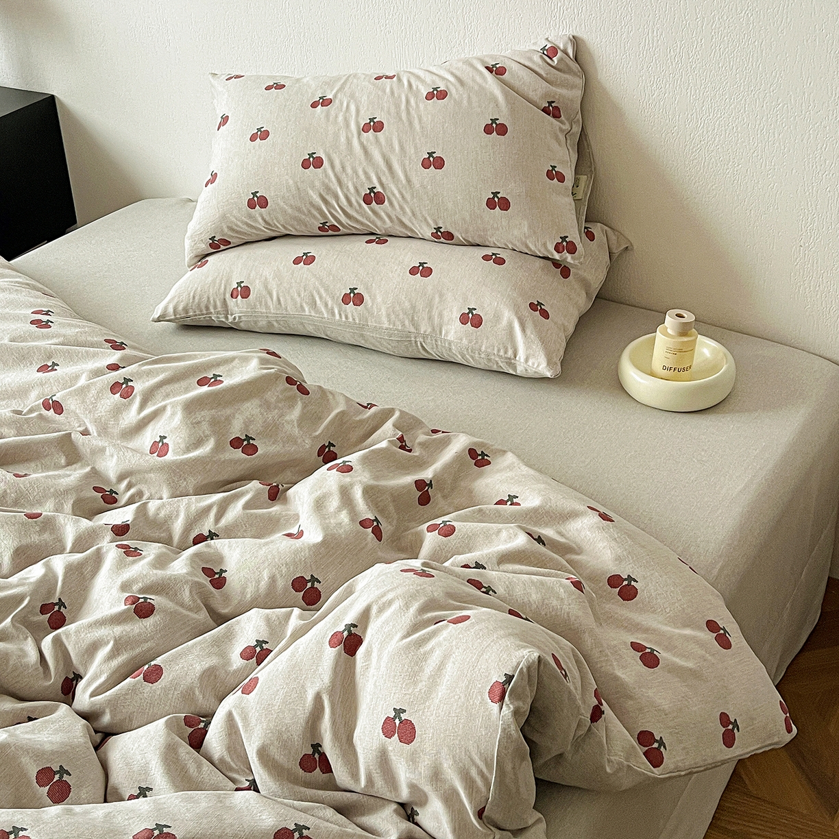 91家纺网 家纺一手货源 找家纺 仟网汇 2026新款高克重加厚色织提花系列四件套小布袋包装 小樱桃