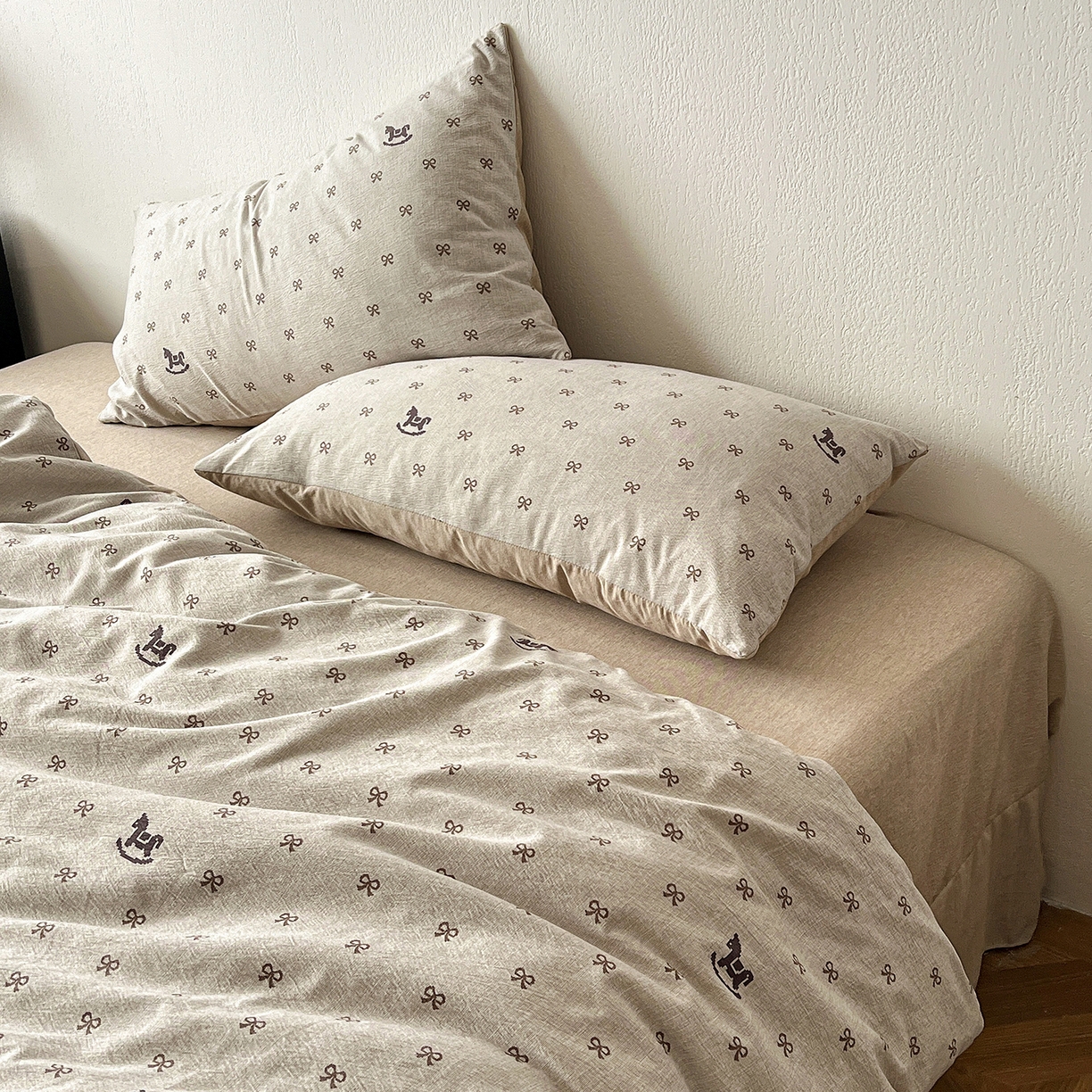 91家纺网 家纺一手货源 找家纺 仟网汇 2026新款高克重加厚色织提花系列四件套小布袋包装 摇摇马