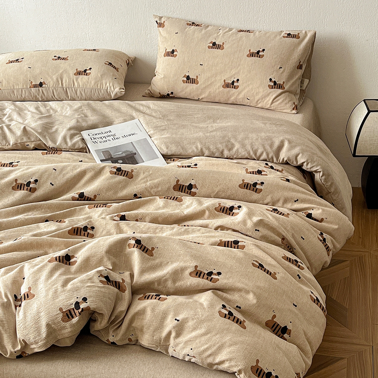 91家纺网 家纺一手货源 找家纺 仟网汇 2026新款高克重加厚色织提花系列四件套小布袋包装 樱桃狗