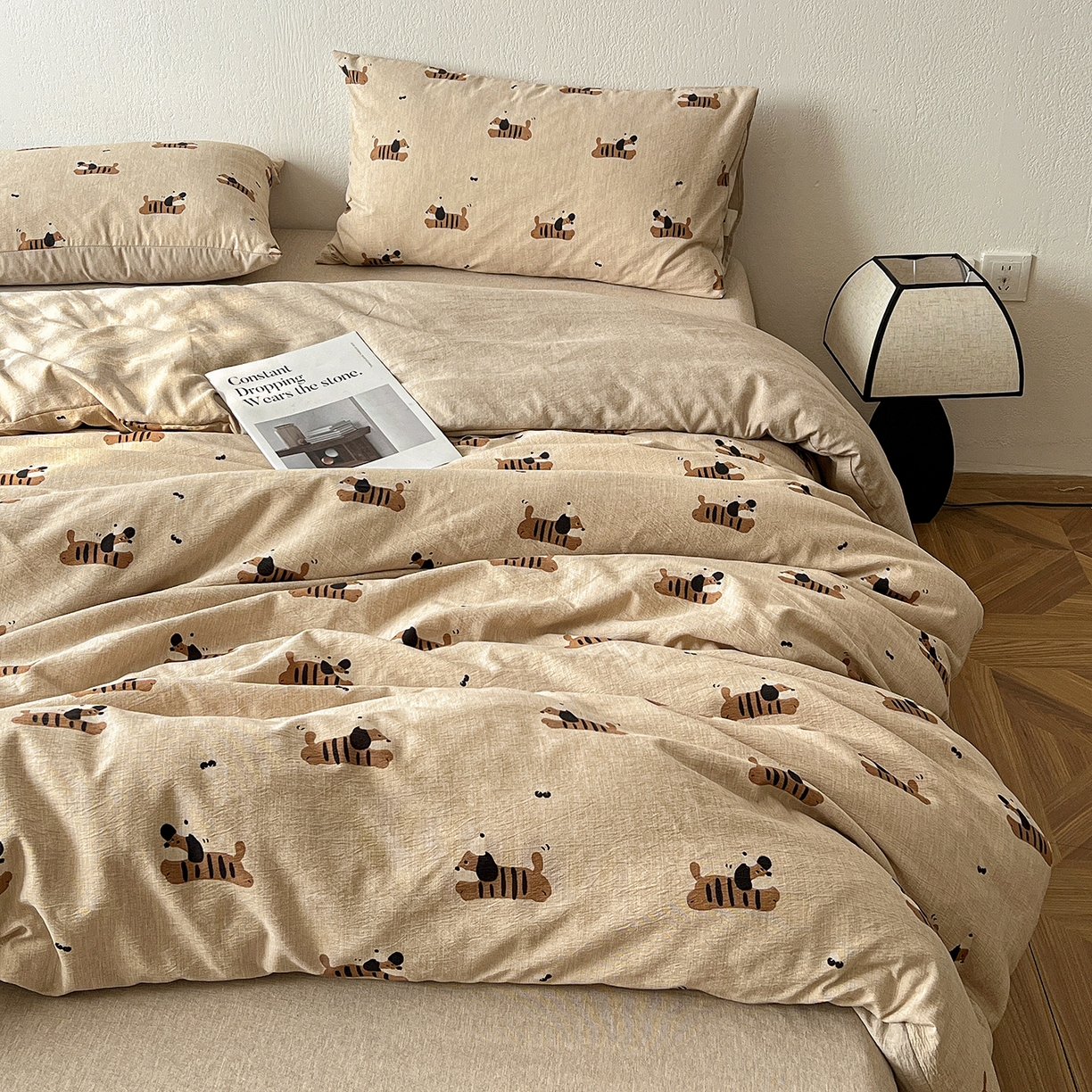 91家纺网 家纺一手货源 找家纺 仟网汇 2026新款高克重加厚色织提花系列四件套小布袋包装 樱桃狗