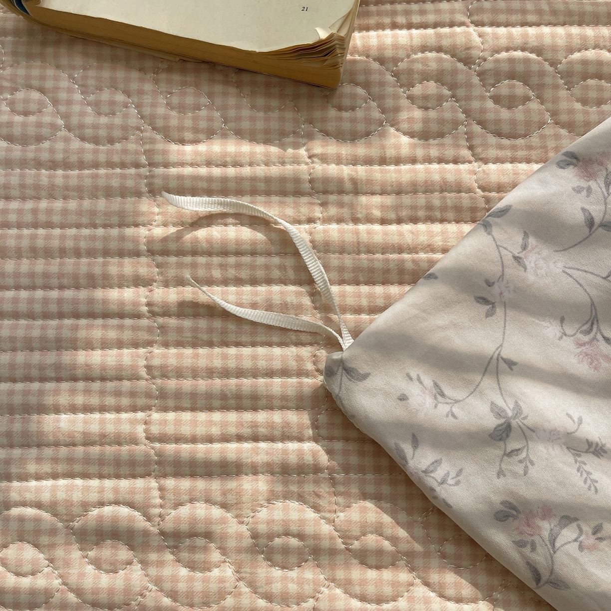 91家纺网 家纺一手货源 找家纺 花漾家居 2025新款小红书爆款小清新全棉纯棉刺绣小花边古法仿棉水洗棉四件套 花畔里