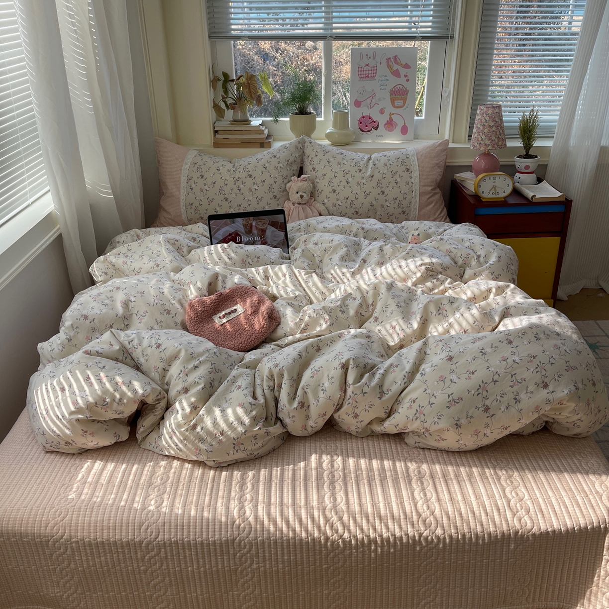 91家纺网 家纺一手货源 找家纺 花漾家居 2025新款小红书爆款小清新全棉纯棉刺绣小花边古法仿棉水洗棉四件套 花畔里