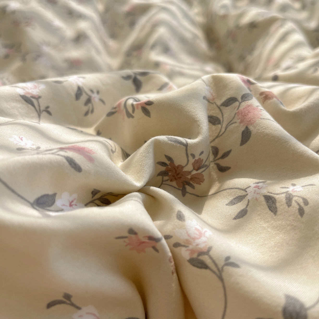 91家纺网 家纺一手货源 找家纺 花漾家居 2025新款小红书爆款小清新全棉纯棉刺绣小花边古法仿棉水洗棉四件套 花畔里