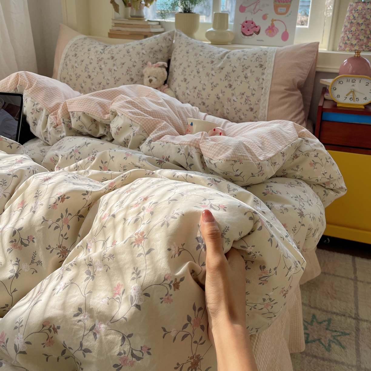 91家纺网 家纺一手货源 找家纺 花漾家居 2025新款小红书爆款小清新全棉纯棉刺绣小花边古法仿棉水洗棉四件套 花畔里