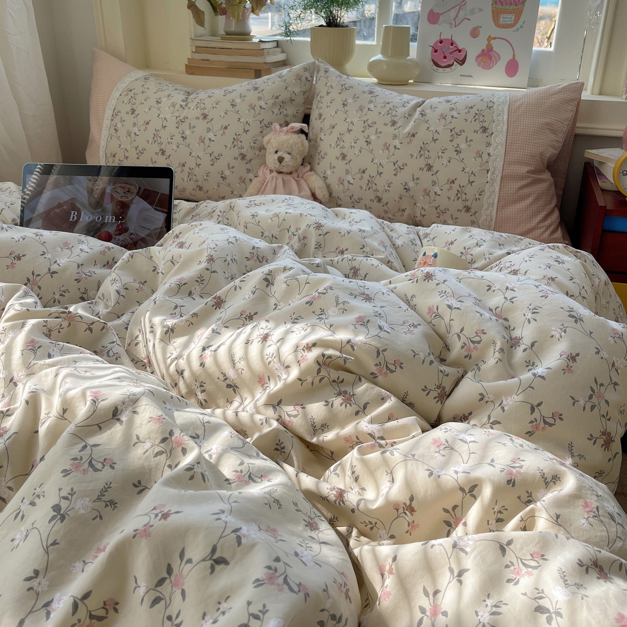 91家纺网 家纺一手货源 找家纺 花漾家居 2025新款小红书爆款小清新全棉纯棉刺绣小花边古法仿棉水洗棉四件套 花畔里