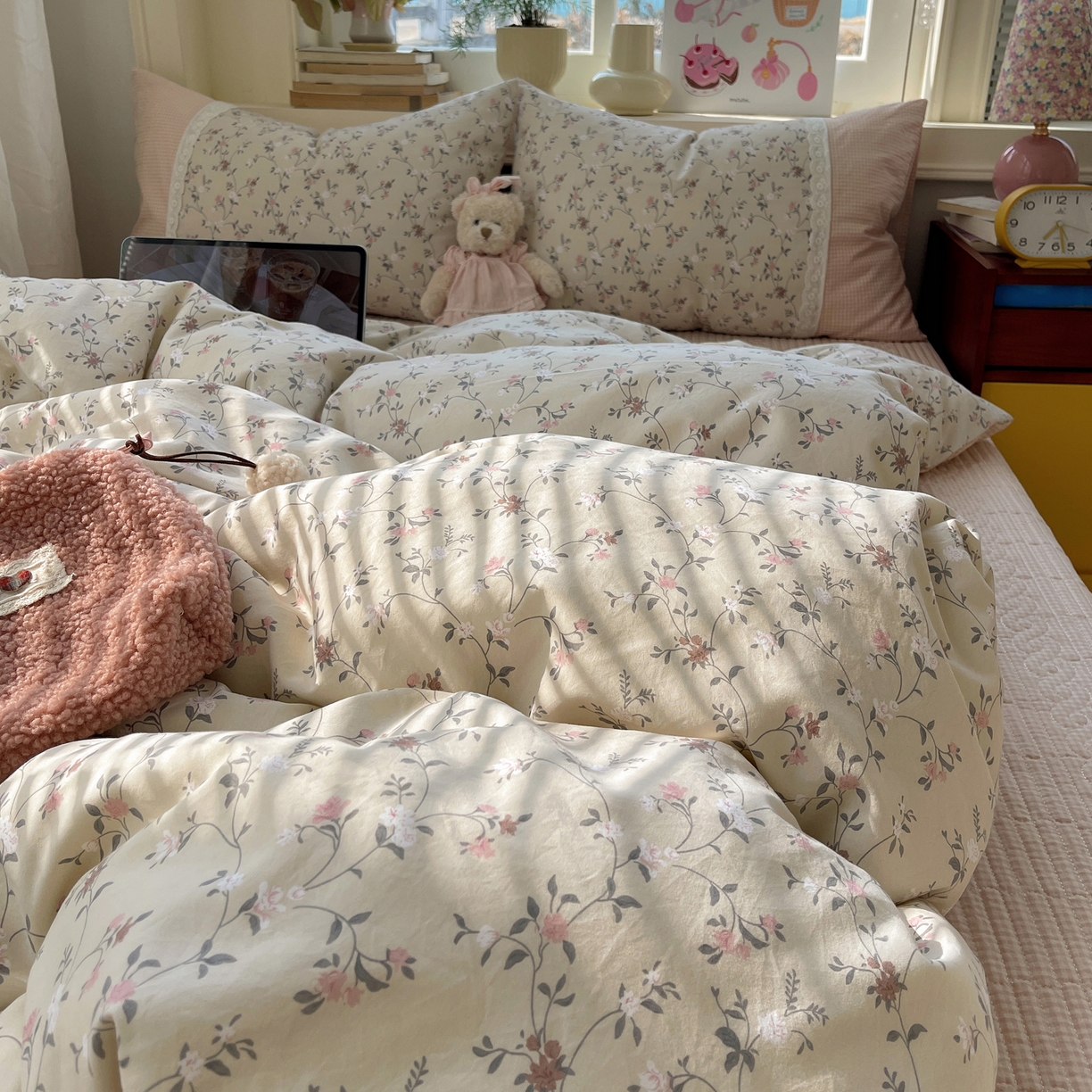 91家纺网 家纺一手货源 找家纺 花漾家居 2025新款小红书爆款小清新全棉纯棉刺绣小花边古法仿棉水洗棉四件套 花畔里