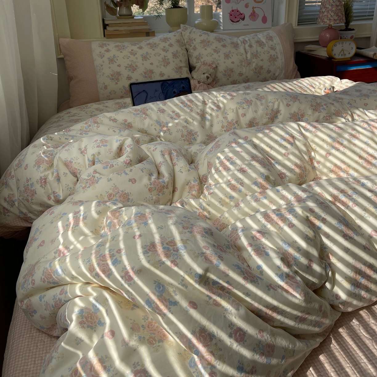 91家纺网 家纺一手货源 找家纺 花漾家居 2025新款小红书爆款小清新全棉纯棉刺绣小花边古法仿棉水洗棉四件套 花田初夏